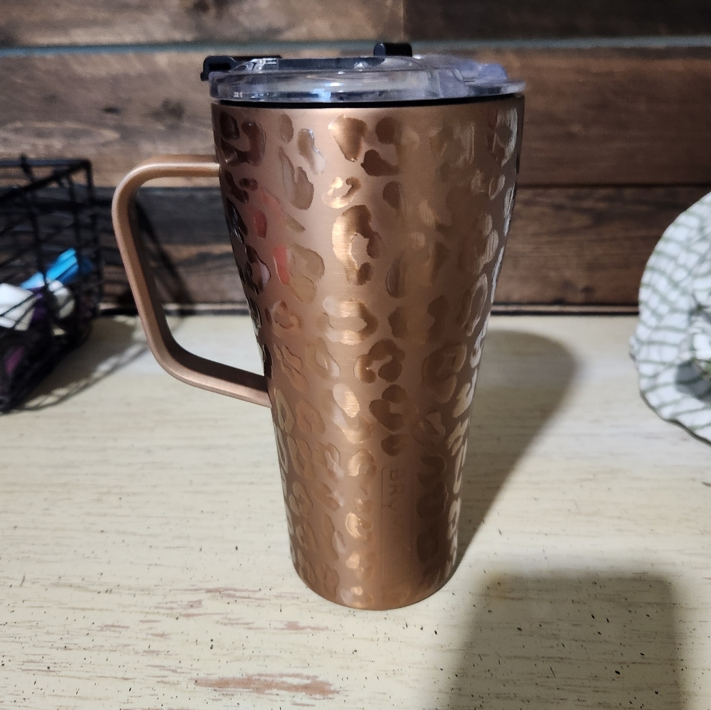 Brumate 22oz tumbler with handle and locking lid